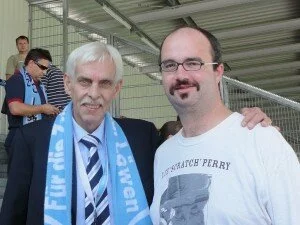 Löwen-Präsident Dieter Schneider begrüßt die Löwenfans persönlich